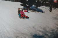 Trnavčania na archívnej snímke zachytení, ako si vychutnávajú pravú zimnú sánkovačku v Smoleniciach