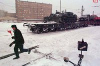 Na pomoc v boji so snehovou kalamitou presunuli do Košíc 13. februára 1999  l. špeciálnu rotu 72. záchrannej brigády CO zo Žiliny. Na snímke posunovač riadi pristavenie vagónov s ťažkou technikou na jedinú  vykladaciu rampu v Košiciach v ruš. depe.