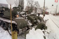 Na pomoc v boji so snehovou kalamitou presunuli do Košíc 13. februára 1999  l. špeciálnu rotu 72. záchrannej brigády CO zo Žiliny. Na snímke tank uvoľňuje zaviaty priechod cez koľaje hneď po vyložení  v košickom rušňovom depe.