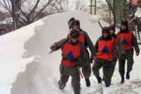 Na pomoc v boji so snehovou kalamitou presunuli do Košíc 13. februára 1999  l. špeciálnu rotu 72. záchrannej brigády CO zo Žiliny. Na snímke príslušníci roty nastupujú do akcie v Košiciach v rušňovom depe.