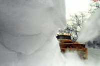 Na zvládnutie snehovej kalamity mimoriadnej intenzity a rozsahu zďaleka nestačili technické prostriedky regiónu, preto počas víkendu boli na najkritickejšie miesta prisúvané najmä snehové frézy a pluhy z celého Slovenska.