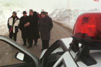 Na snímke neprejazdná cesta smerom na Jasov. Vtedajší premiér Mikuláš Dzurinda v sprievode Rudolfa Schustera a prednostu KÚ Štefana Vranovského.