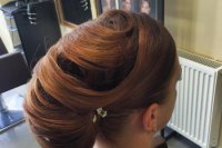 Aj v takomto účese môžete na plese zažiariť