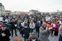 Na snímke účastníci protestu Gorila dva  v Nitre na Svätoplukovom námestí 3. februára 2012