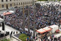 Hokejisti HK Nitra oslávili zisk prvého majstrovského titulu so svojimi fanúšikmi na Svätoplukovom námestí v Nitre v nedeľu 24. apríla 2016