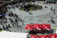 Záber z 30. apríla 2004. Na Svätoplukovom námestí v Nitre ľudia oslavovali vstup Slovenska do Európskej únie.