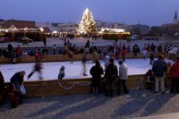 Umelé klzisko na Svätoplukovom  námestí. Snímka vznikla 13.12.2004