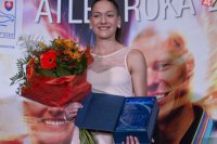 Michaela Pešková si preberá cenu na slávnostnom galavečere ankety Atlét roka 2014