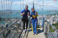 V meste Auckland na Novom Zélande, kde skákala z veže Sky Tower.