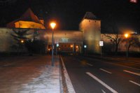 Majestátna Bernolákova brána vo večernej žiare svetiel