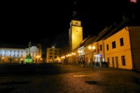Trojičné námestie býva vo večerných hodinách tiež lákavo vysvietené