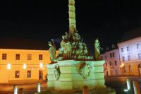 Súsošie Najsvätejšej Trojice vo večerných hodinách pekne vynikne