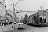 Pohľad na Hlavnú ulicu, vtedajšiu ulicu Februárového víťazstva, z  26. marca 1975