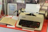 Na snímke písací stroj, na ktorom písal knihu Knižnica viery
