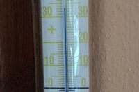 Adrián nameral na balkóne v tieni 33°C.