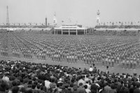 Archívne zábery na prvé cvičenie spartiakiády v roku 1955 v Prahe.