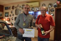 Na snímke vľavo autor múzea Karol Lipovský a vpravo komisár rekordov Igor Svítok po krste automobilu Fiat 126.