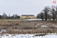 Kaštieľ a park v tamojšej  obci.