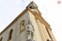 Na snímke socha a kostol sv. Andreja.