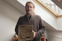 Na snímke archeológ Krajského múzea v Prešove Marián Čurný s kachlicou z polovice 16. storočia.
