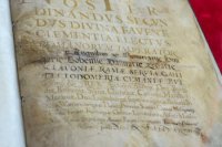 Na snímke slávnostný pergamen z roku 1632, ktorým uhorský kráľ Ferdinand II. potvrdzuje privilégiá, ktoré nitrianskym mešťanom udelil jeho predchodcaexponáty