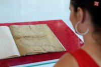 Na snímke slávnostný pergamen z roku 1632, ktorým uhorský kráľ Ferdinand II. potvrdzuje privilégiá, ktoré nitrianskym mešťanom udelil jeho predchodcaexponáty