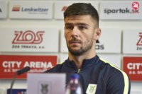 Hráč Ľubľany Rok Kronaveter na tlačovej konferencii