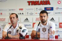 Na snímke zľava tréner Trnavy Radoslav Látal a kapitán Trnavy Boris Godál