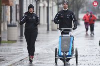 Na snímke bežci s kočiarom