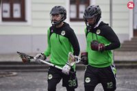 bežci v lakrosovom oblečení počas tamojšieho behu