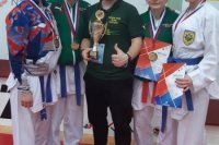 Team žien Karate klubu UNIZA s trénerom Jánom Novosadom