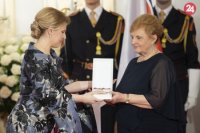 Prezidentka SR Zuzana Čaputová, vpravo Helena Barancová si preberá vyznamenanie Rad Ľudovíta Štúra II. triedy počas slávnostného ceremoniálu.