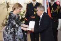 Prezidentka SR Zuzana Čaputová, vpravo Ondrej Demáček si preberá vyznamenanie Rad Ľudovíta Štúra II. triedy.