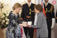 Prezidentka Zuzana Čaputová, vpravo Alžbeta Rajterová si preberá vyznamenanie Pribinov kríž II. triedy.
