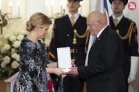 Prezidentka SR Zuzana Čaputová, vpravo Jozef Plachý si preberá vyznamenanie Rad Ľudovíta Štúra II. triedy.