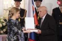 Prezidentka SR Zuzana Čaputová, vpravo Branislav Tvarožek si preberá vyznamenanie Rad Ľudovíta Štúra I. triedy.