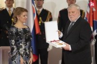 Prezidentka SR Zuzana Čaputová, vpravo Peter Zajac si preberá vyznamenanie Rad Ľudovíta Štúra II. triedy.