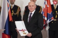 František Mikloško si preberal vyznamenanie Rad Ľudovíta Štúra I. triedy.