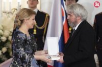 Prezidentka SR Zuzana Čaputová, vpravo Andrej Bán si preberá vyznamenanie Rad Ľudovíta Štúra II. triedy.