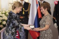 Prezidentka SR Zuzana Čaputová, vpravo Zora Bútorová si preberá vyznamenanie Pribinov kríž II. triedy.