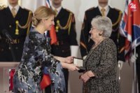 Prezidentka SR Zuzana Čaputová, vpravo Klára Kubičková si preberá vyznamenanie Pribinov kríž II. triedy.
