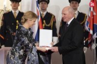 Prezidentka SR Zuzana Čaputová, vpravo František Mikloško si preberá vyznamenanie Rad Ľudovíta Štúra I. triedy.