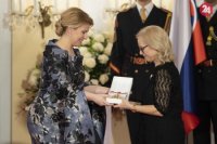 Prezidentka SR Zuzana Čaputová, vpravo Silvia Pastoreková si preberá vyznamenanie Rad Ľudovíta Štúra II. triedy.
