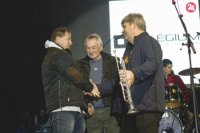 Zľava organizátor Rudolf Voit, predseda spoločenstva vlastníkov bytov Mojmír Květoň a hudobník Marek Majoroš.