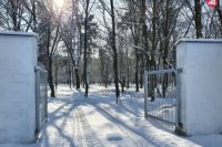 Na snímke jeden zo štyroch vstupov do aréalu parku okolo kaštieľa vo Veľkej Ide 29. januára 2020.