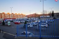 Parkovisko pri Tescu, Žiar nad Hronom. Frekvencia áut ako v bežný deň, nezdá sa, že by ľudia v panike megalomansky nakupovali.