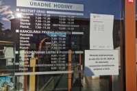 Na vstupných dverách Mestského úradu visí oznam o obmedzeniach, s ktorými majú Žiarčania najbližšie týždne počítať.