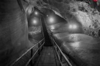 Prejdite sa chodbami jaskyne.