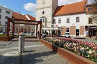 Trnavčania si vychutnávajú letné terasy na Trojičnom námestí.