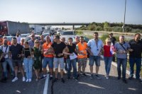 Na snímke pendleri blokujú diaľničný hraničný priechod Čunovo-Rajka smerom do Maďarska v Bratislave v stredu 21. júla 2021.